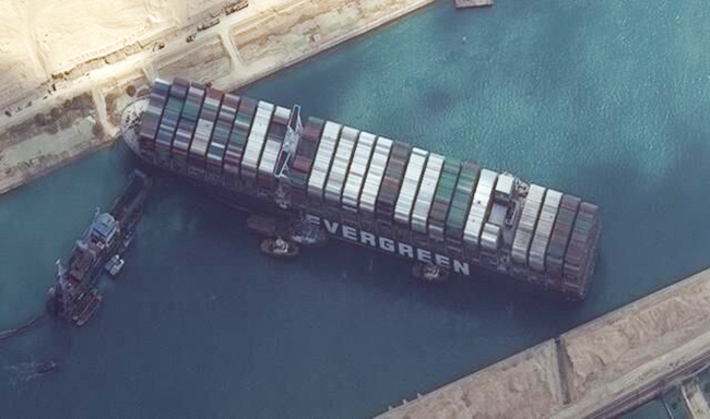 堵塞苏伊士运河货轮船身已摆正 恢复正常航线