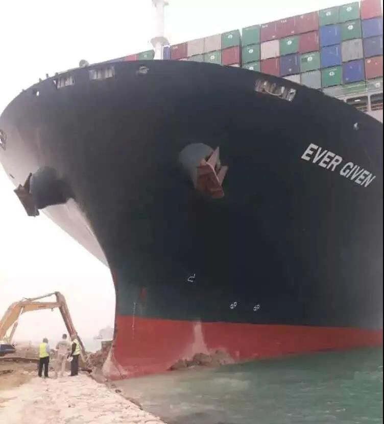 台湾货运船搁浅，苏伊士运河航运完全中断，“预计两天疏通”